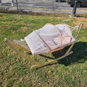 بانوج (گهواره سنتی،ننو) چوبی 12 طنابه مخمل خرس شالگردن کرم (با پشه بند)