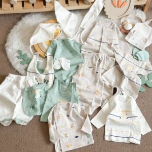 ست لباس 19تکه بیمارستانی پنبه خالص سرهمی دار خرس سبز کرم برند Kidsboo